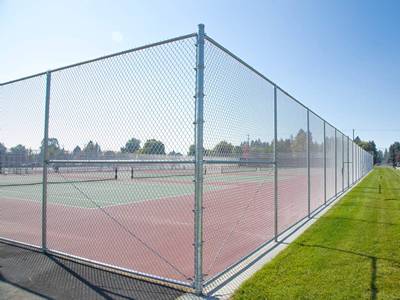 barrière Polymère-enduite de courts de tennis avec de doubles portes.