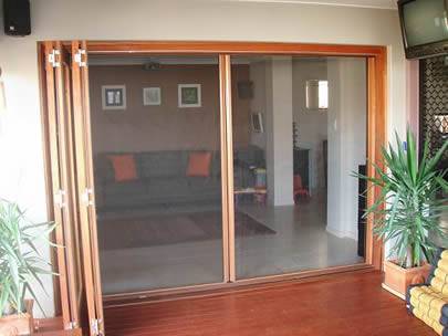 Deux portes coulissantes dans une maison sont faites d'écran galvanisé d'insecte.
