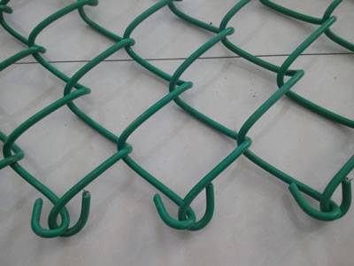 Une pièce de barrière de maillon de chaîne avec des extrémités de torsion est placée sur le plancher.