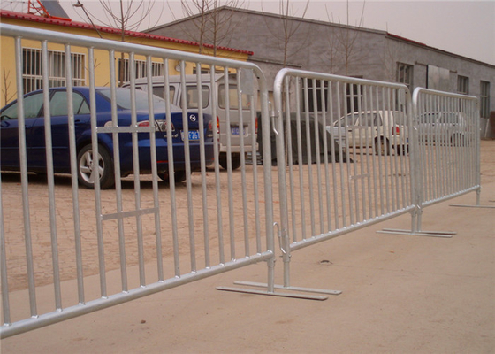 Site provisoire clôturant la clôture piétonnière de maille de barrière de croisement de sécurité de courses sur route