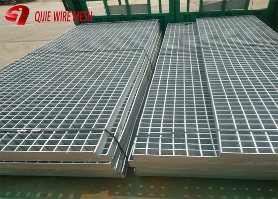 Bandes de roulement d'escalier discordantes en acier augmentées galvanisées plongées chaudes de drainage de maille en métal adaptées aux besoins du client