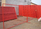 Maille provisoire rouge clôturant avec les pieds en plastique et les pieds de fer pour le chantier de construction