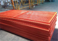 Maille provisoire rouge clôturant avec les pieds en plastique et les pieds de fer pour le chantier de construction