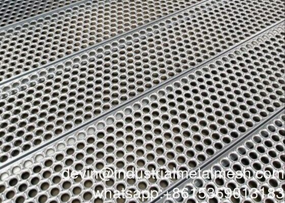 Grille de sécurité antidérapante moderne et durable pour plateformes en acier inoxydable avec Grip Strut perforé pour usage dans le bâtiment