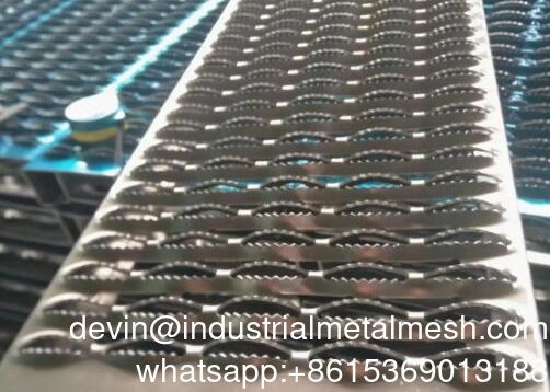 Grille à poignée serrée en aluminium avec trous perforés en diamant pour les marches d'escalier