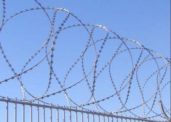 Clôture barbelée galvanisée lourde de degré de sécurité de bande de fil en accordéon de rasoir