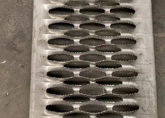 30x100 soudé Mesh Galvanized Steel Grating Square a tordu la barre de traverse