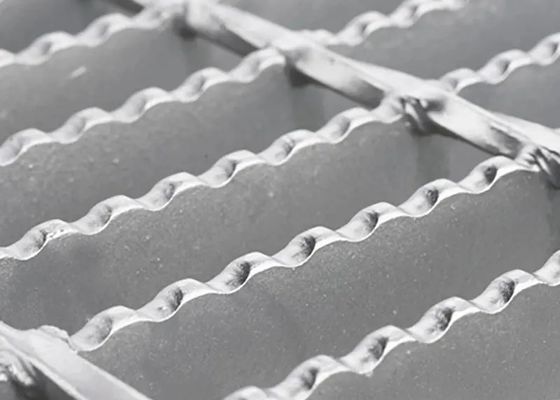 L'immersion chaude antirouille a galvanisé la longueur en acier de la maille 2.44m de grille de passage couvert