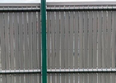 Décoratif extérieur 4ft clôture métallique incurvée en plastique en PVC revêtu