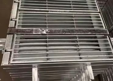 Plateforme de trottoir Matériau métallique DIP chaud galvanisé grille d'acier dent de scie pour la marche