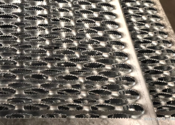 Bandes de roulement d'escalier discordantes en acier galvanisées par barre en aluminium de traction, bandes de roulement perforées de contrefiche de poignée