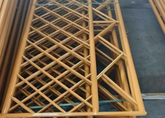 Des clôtures en bambou d'imitation durable pour des jardins élégants