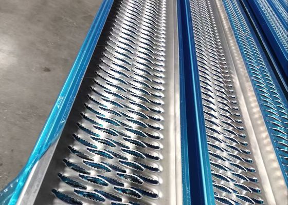 Planche perforée galvanisée plongée chaude de maille en métal de contrefiche de poignée râpant en argent