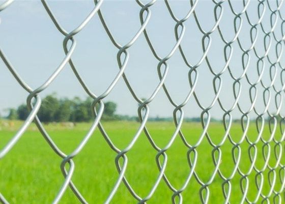 Système de poteaux et de traverses extérieurs pour clôture en grillage
