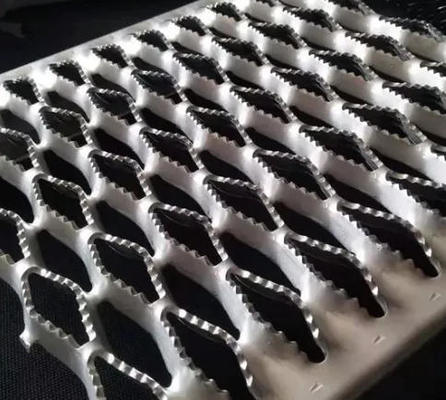 Planche de sécurité antidérapante pour passerelle/plateforme, caillebotis d'escalier en acier inoxydable perforé Grip Strut