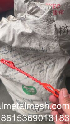 Des clips de support en plastique rouge qui vont entre le fil de Concertina et le fil