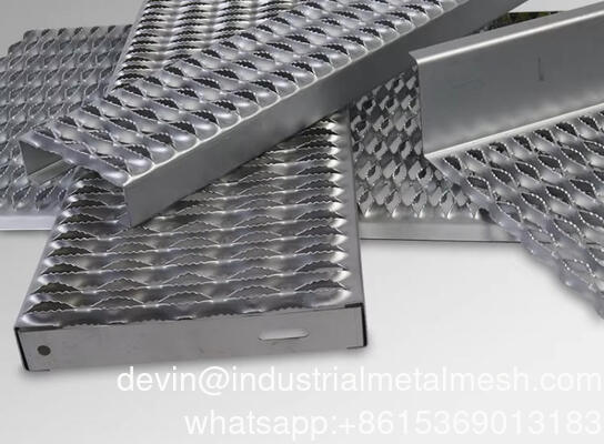 Résistant à la corrosion à haute performance Bouche de crocodile perforée poignée de sécurité soutènement soudé grille antidérapant pour raffineries de pétrole / puissance