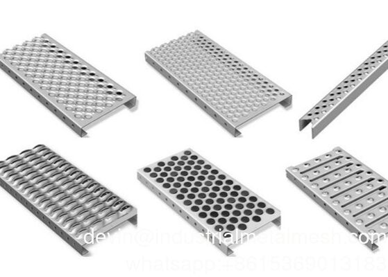 Grille de sécurité antidérapante moderne et durable pour plateformes en acier inoxydable avec Grip Strut perforé pour usage dans le bâtiment