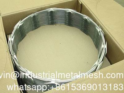 900 mm bobine galvanisée Concertina Razor Barbed Wire Bto-22 pour des solutions de clôture sécurisées