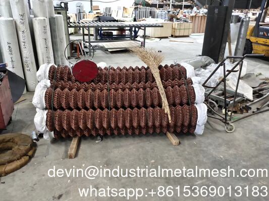 Clôture à maillons de chaîne galvanisée par un fabricant chinois avec du fil de fer barbelé