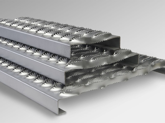 Grille perforée de planche en métal de contrefiche résistante dentelée de la poignée S235 pour le passage couvert