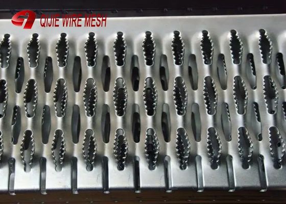 Planche perforée galvanisée plongée chaude de maille en métal de contrefiche de poignée râpant en argent
