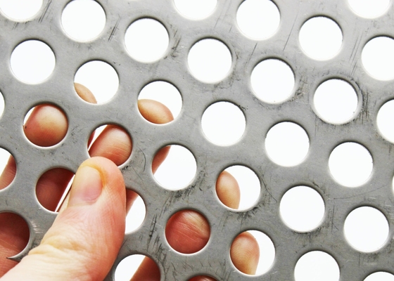 Carreaux de plafond métalliques perforés Plaque métallique perforée Maillage de revêtement en acier inoxydable