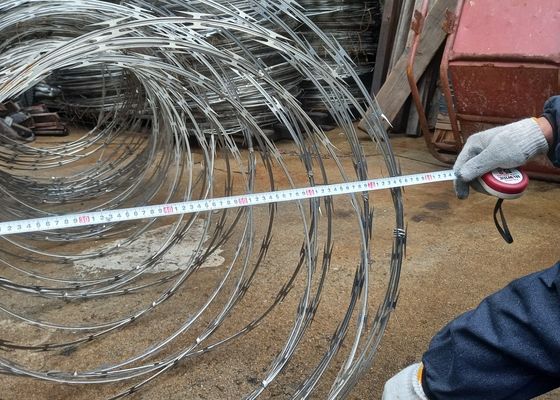 Fermeture en acier inoxydable galvanisée à chaud Concertina Razor Blade Barbed Wire Mesh
