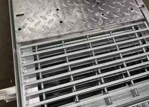 Plateforme de trottoir Matériau métallique DIP chaud galvanisé grille d'acier dent de scie pour la marche