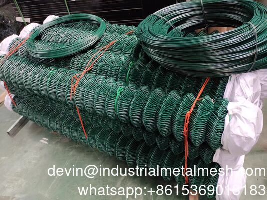 Clôture à maillons de chaîne galvanisée par un fabricant chinois avec du fil de fer barbelé