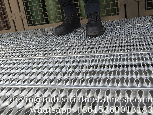 Grilles de sécurité perforées de haute qualité pour la construction routière, marches d'escalier