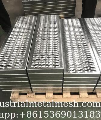 Grille de sécurité Grip Strut perforée en aluminium pour passerelles, passerelles et chemins de circulation