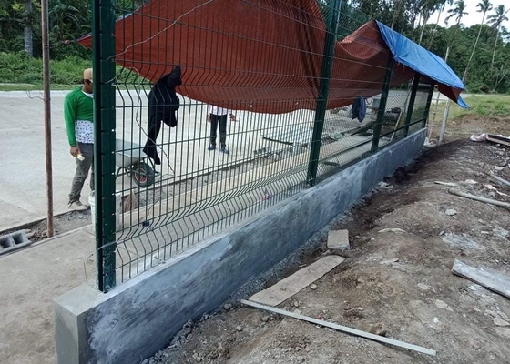 Saupoudrez la barrière enduite de panneau de grillage soudée par barrière incurvée par 3D en métal avec le courrier de pêche