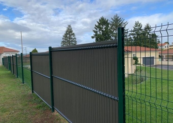 3d a courbé la haute de Mesh Garden Fence 1.8m de fil soudée par panneau avec la lamelle UV en plastique de PVC
