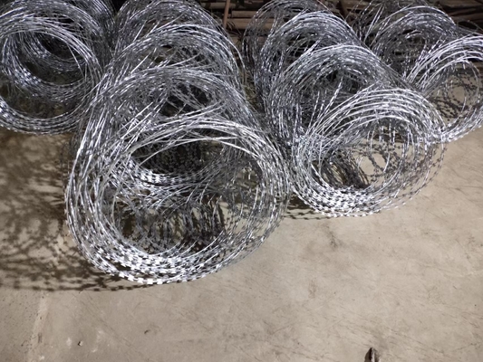 Barbelé plat galvanisé plongé chaud de rasoir d'enveloppe de fil en accordéon de la bobine BTO-18